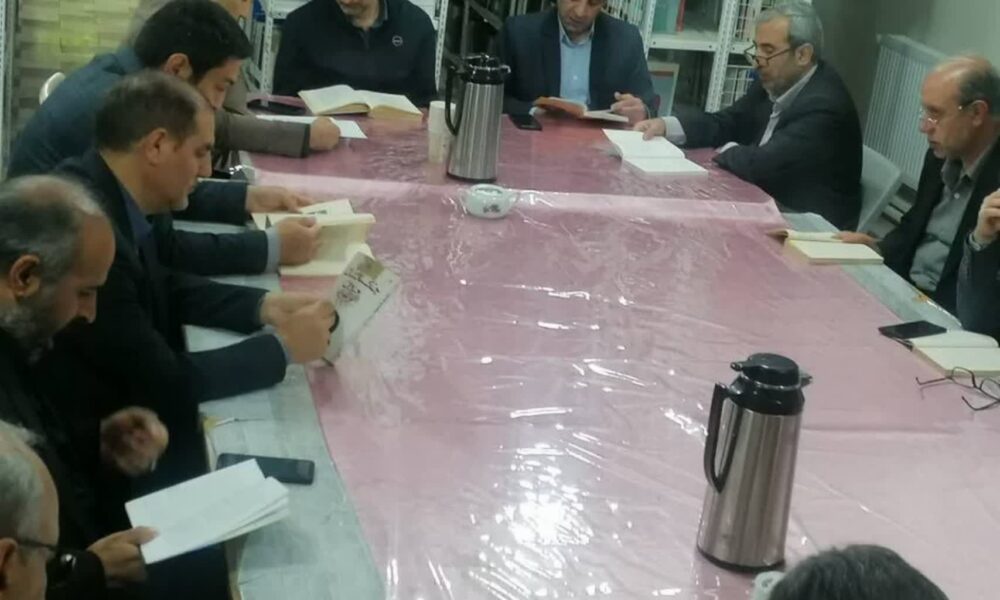 نشست کتابخوانی مدیران ادارات اهر با حضور دکتر اسدی در کتابخانه عمومی شهرستان برگزار شد + جزئیات