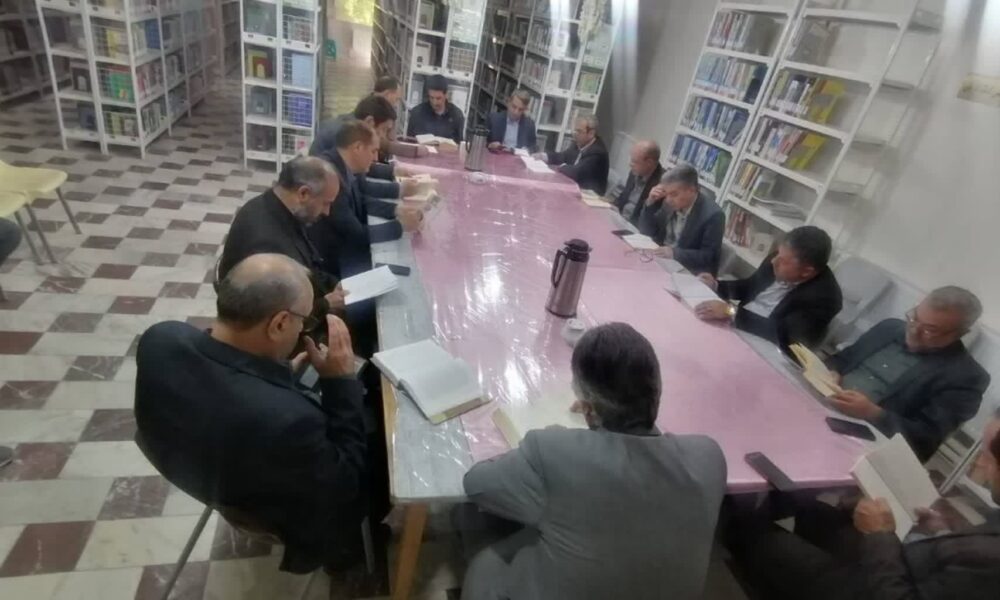 نشست کتابخوانی مدیران ادارات اهر با حضور دکتر اسدی در کتابخانه عمومی شهرستان برگزار شد + جزئیات