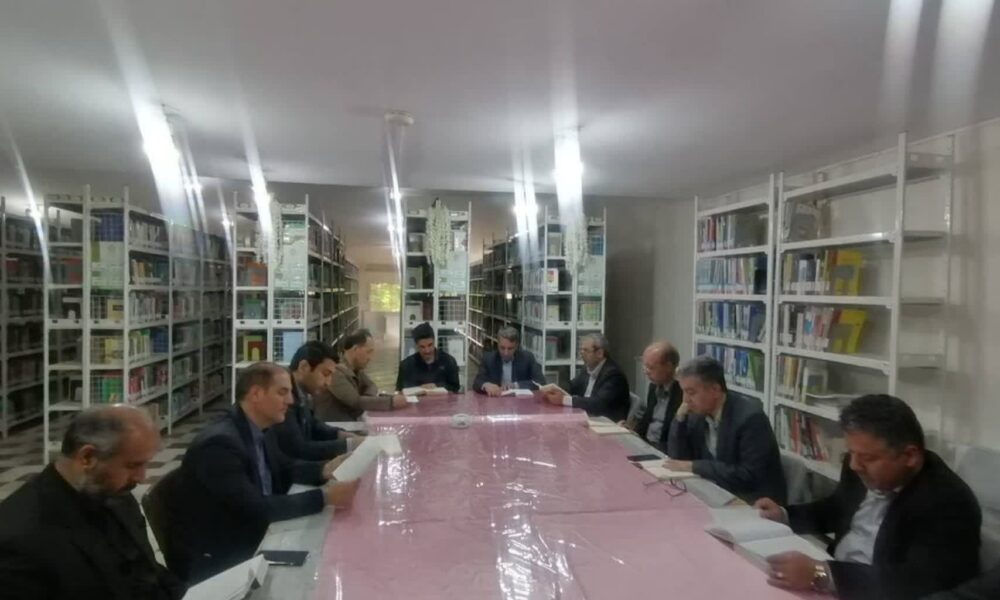نشست کتابخوانی مدیران ادارات اهر با حضور دکتر اسدی در کتابخانه عمومی شهرستان برگزار شد + جزئیات