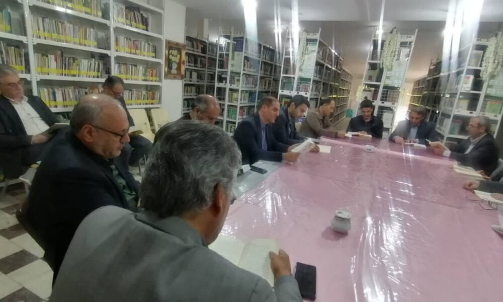 نشست کتابخوانی مدیران ادارات اهر با حضور دکتر اسدی در کتابخانه عمومی شهرستان برگزار شد + جزئیات