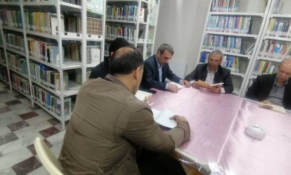 نشست کتابخوانی مدیران ادارات اهر با حضور دکتر اسدی در کتابخانه عمومی شهرستان برگزار شد + جزئیات
