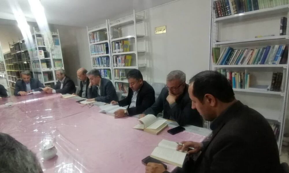 نشست کتابخوانی مدیران ادارات اهر با حضور دکتر اسدی در کتابخانه عمومی شهرستان برگزار شد + جزئیات