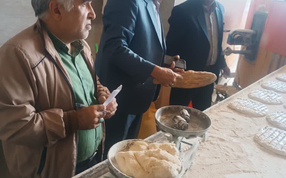 پلمپ دو واحد نانوایی متخلف در اهر به دستور فرماندار؛ تشدید بازرسی‌های کم‌فروشی و کیفیت نان