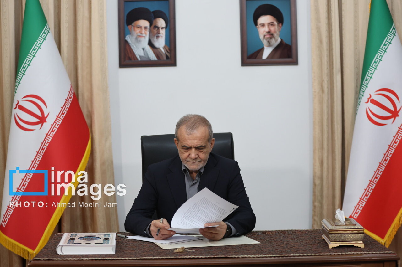 تصاویری از امضای پزشکیان کنار امضای ترامپ/ اتفاقی که برای اولین بار پس از انقلاب رخ داد