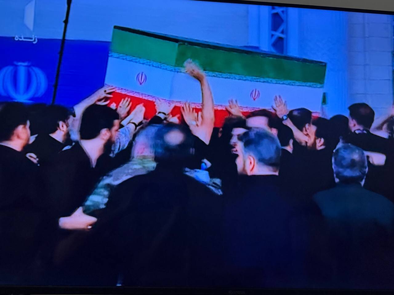 انتقال پیکرهای رهبر شهید و خانواده ایشان به جایگاه/ پیکر رهبر شهید و خانوادهشان بر روی دستان مردم+ تصاویر