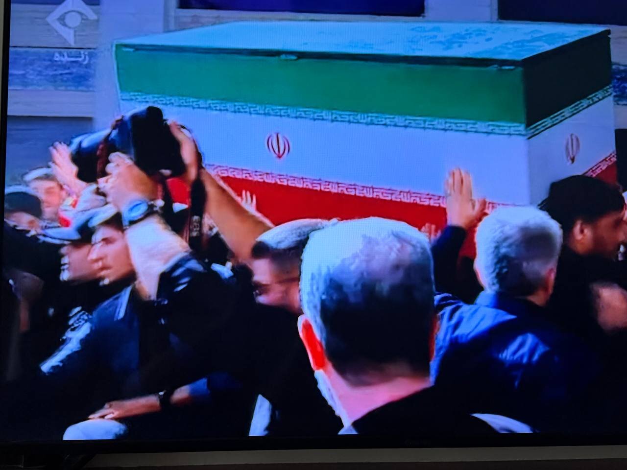 انتقال پیکرهای رهبر شهید و خانواده ایشان به جایگاه/ پیکر رهبر شهید و خانوادهشان بر روی دستان مردم+ تصاویر