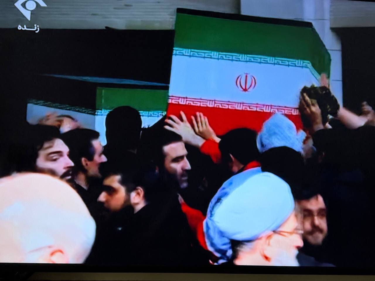 انتقال پیکرهای رهبر شهید و خانواده ایشان به جایگاه/ پیکر رهبر شهید و خانوادهشان بر روی دستان مردم+ تصاویر