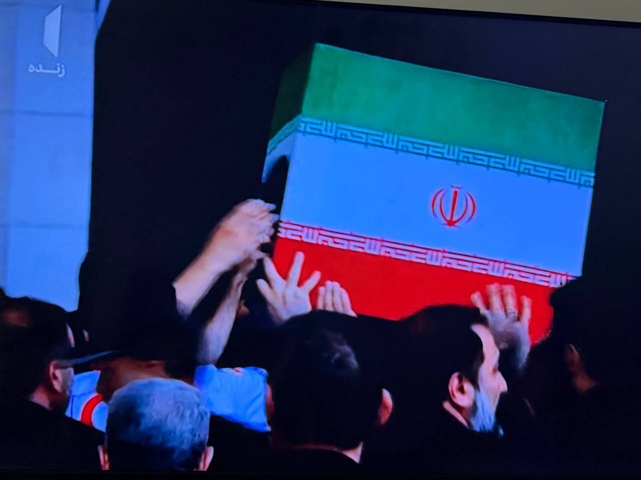 انتقال پیکرهای رهبر شهید و خانواده ایشان به جایگاه/ پیکر رهبر شهید و خانوادهشان بر روی دستان مردم+ تصاویر